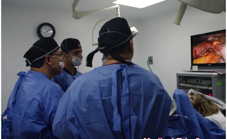 doctor-preforming-operation